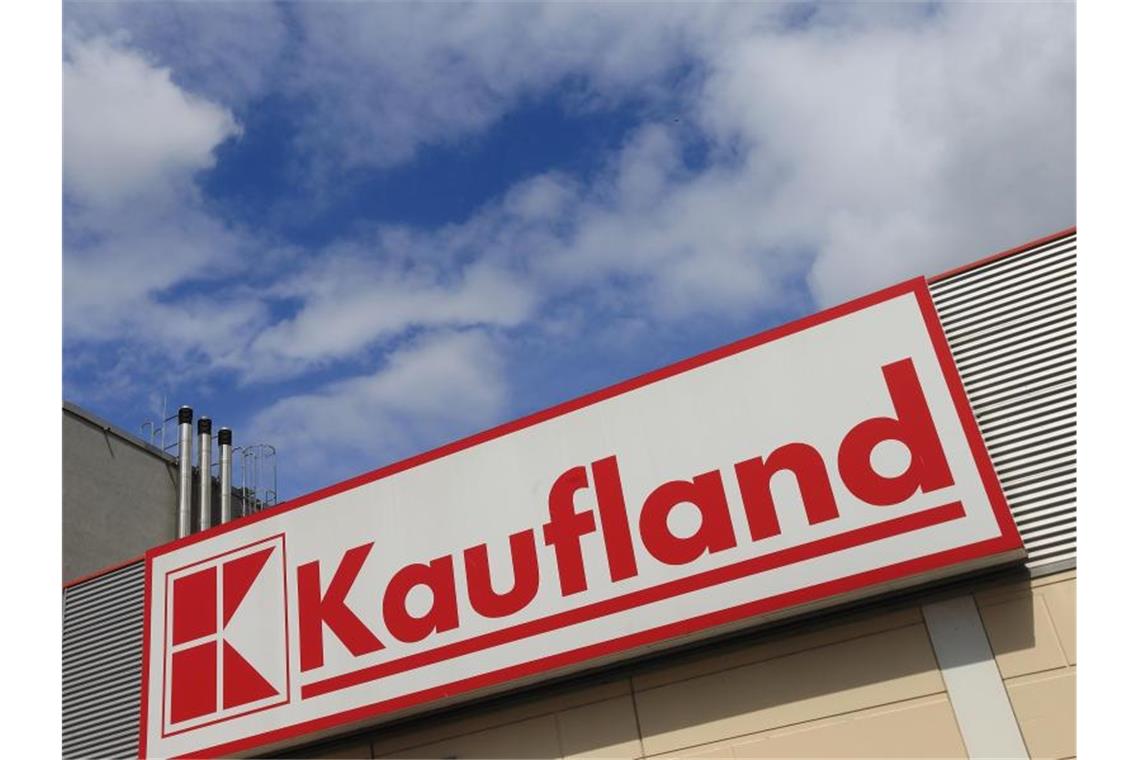 Das Logo von "Kaufland" an einer Filiale der Supermarktkette. Foto: Jens Wolf/Archivbild