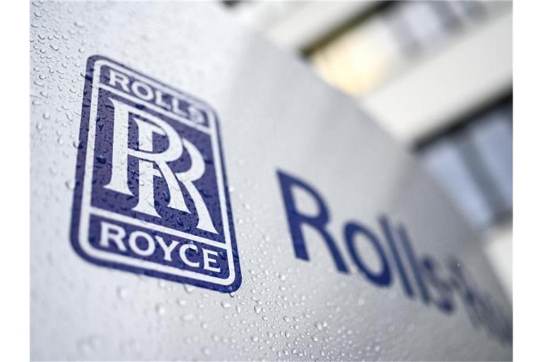 Das Logo von Rolls-Royce ist auf einer Stehle vor dem Werk in Friedrichshafen angebracht. Foto: Felix Kästle/dpa/Archiv