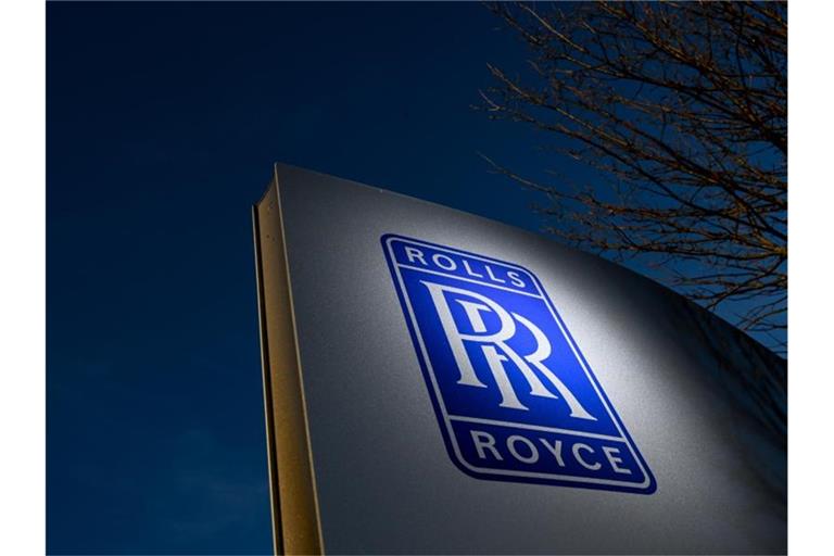 Das Logo von Rolls Royce ist auf einer Stehle vor dem Werk 1 angebracht. Foto: Felix Kästle/dpa/Archivbild