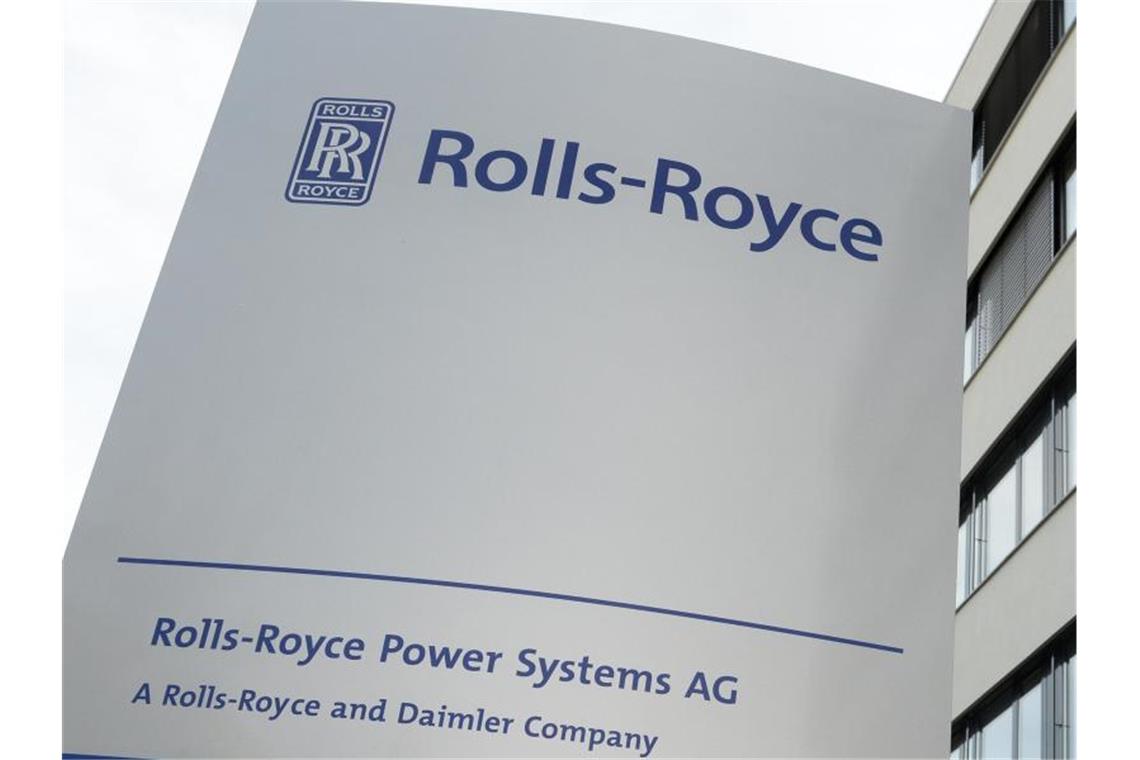 Das Logo von Rolls-Royce Power Systems AG, aufgenommen vor dem Verwaltungsgebäude. Foto: Felix Kästle/Archivbild