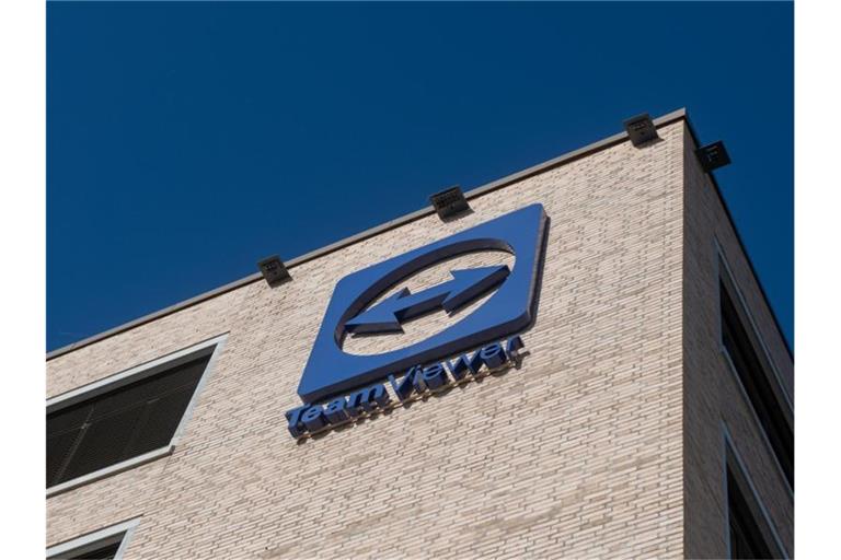 Das Logo von Teamviewer hängt an der Fassade eines Gebäudes. Foto: Stefan Puchner/dpa/Archivbild