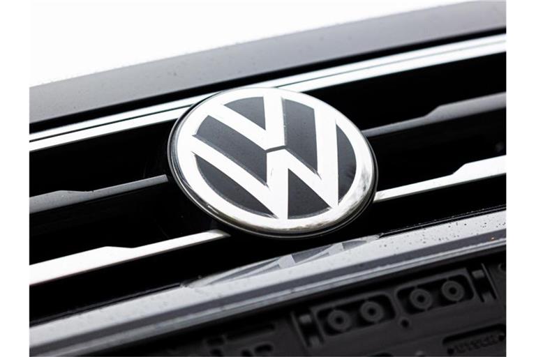 Das Logo von Volkswagen ist an einem Fahrzeug zu sehen. Foto: Moritz Frankenberg/dpa