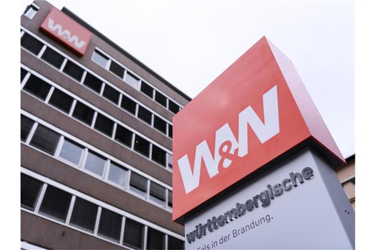 Das Logo von W&W ist an einem Schild zu sehen. Foto: Edith Geuppert/dpa/Symbolbild