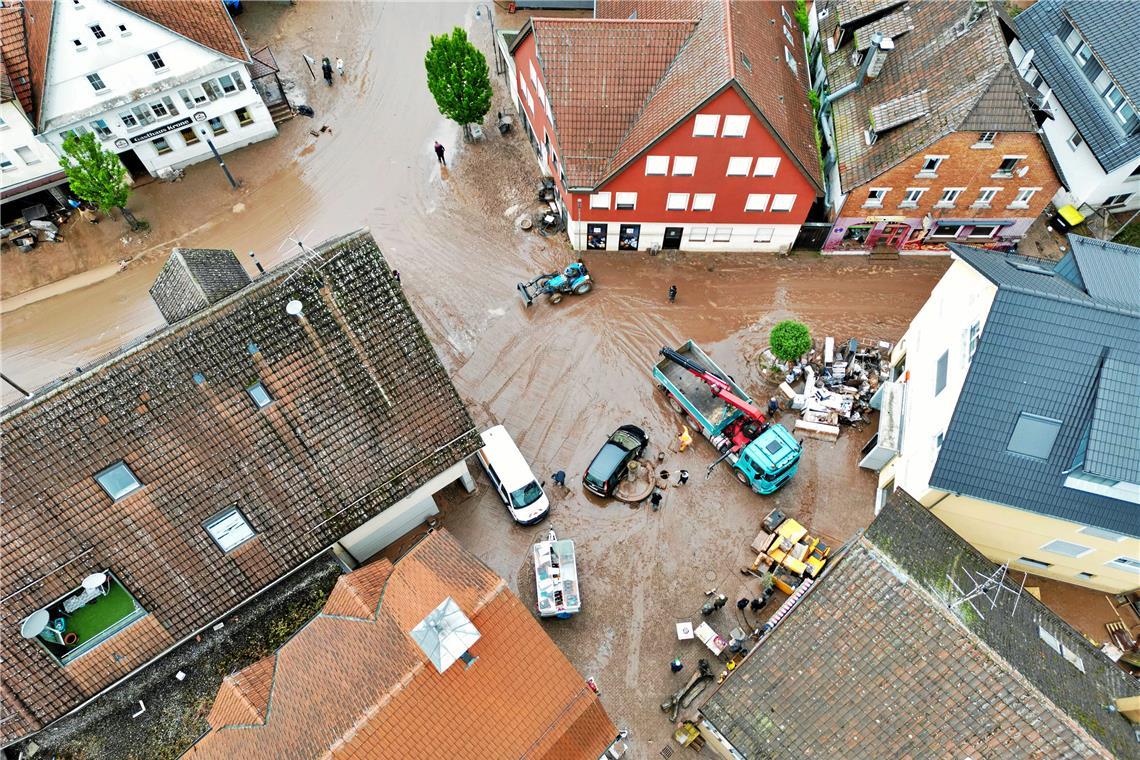 Das Luftbild zeigt das Ausmaß der Zerstörung: Der Tannbach in Miedelsbach wurde zur reißenden Flut. Foto: 7aktuell.de/ Adomat