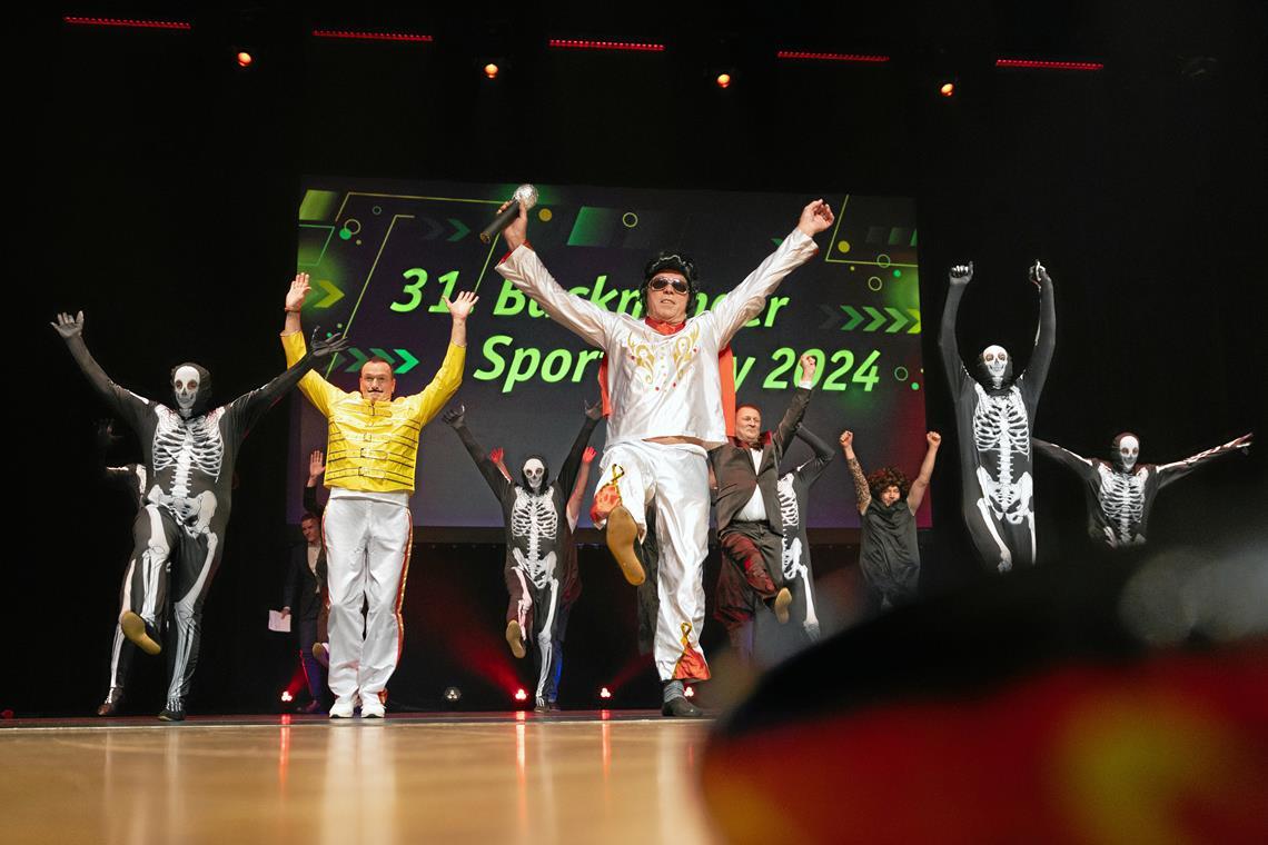 Das Männerballett des Backnanger Karnevals-Clubs lieferte eine Hommage an verstorbene Musikgrößen wie Elvis Presley, Freddie Mercury und einige andere.