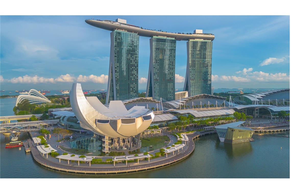 Das Marina Bay Sands in Singapur bietet spektakuläre Architektur. Der Gebäudekomplex setzt sich aus drei Hoteltürmen mit jeweils 55 Stockwerken zusammen, die über eine gigantische Dachterrasse – samt Swimmingpool – verbunden werden. Das Resort wurde vom israelischen Architekten Mosche Safdie entworfen und schafft es mit seinen 5,8 Milliarden teuren Baukosten auf  Euro Platz drei.