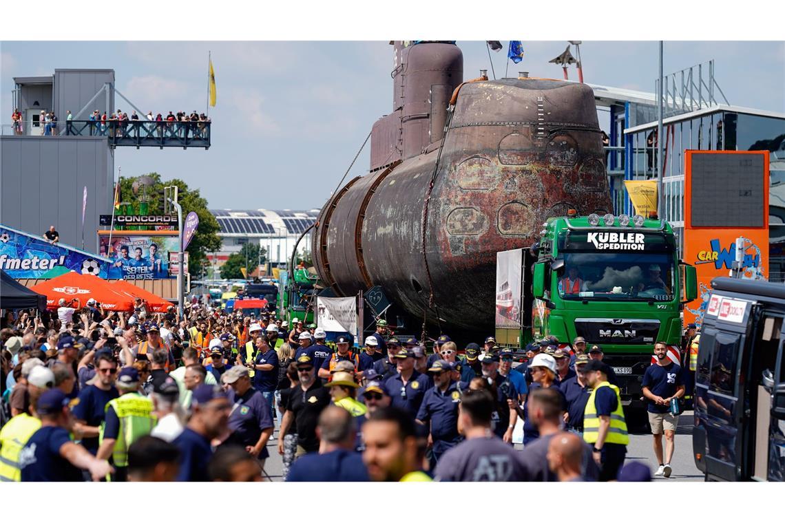 Das Marine-U-Boot U17 kommt in Sinsheim an.