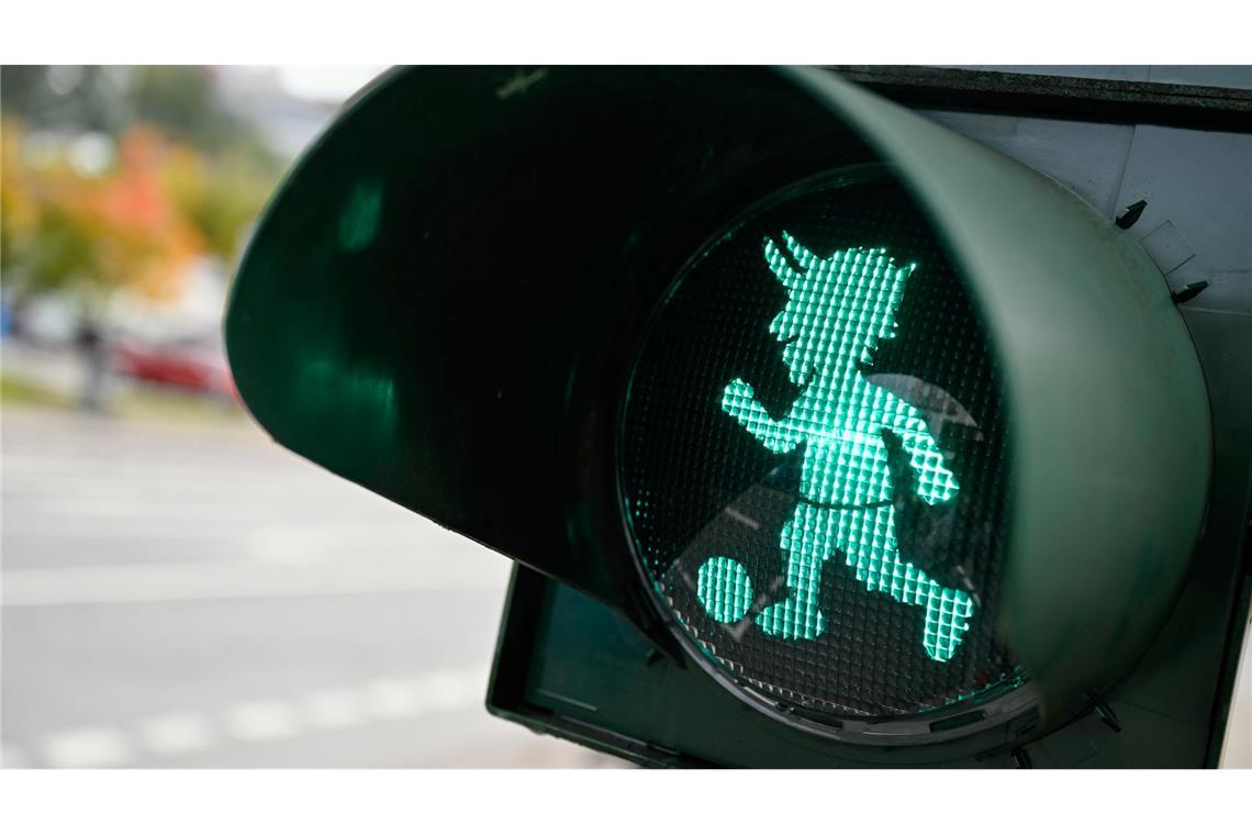 Das Maskottchen "Betzi" des Fußball-Bundesliga-Zweitligisten 1. FC Kaiserslautern, ist als Ampelmännchen an einer Ampel am Polizeipräsidium Westpfalz.