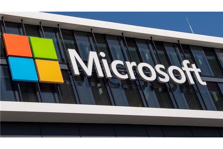 Das Microsoft Logo hängt an der Fassade. Nach Kritik von IT-Sicherheitsforschern nimmt das Unternehmen Änderungen an einer neuen Funktion vor.