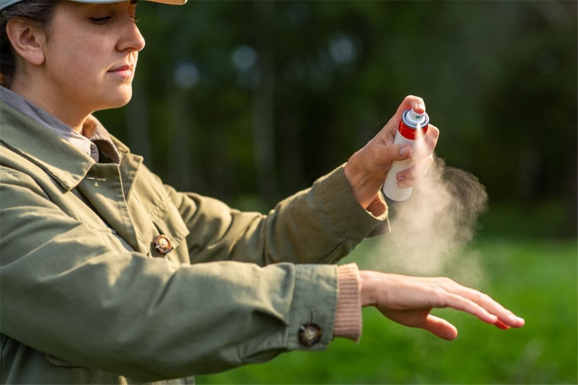 Das Mittel schützt gegen Mücken, aber ist es bedenklich für die Gesundheit?