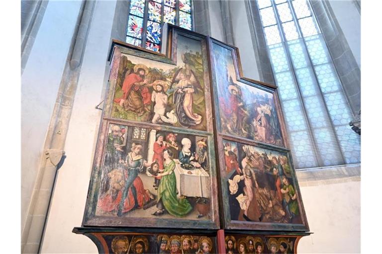 Das möglicherweise von Dürer gemalte Bild (links unten) am Hochaltar in der Crailsheimer Johanneskirche. Foto: Bernd Weißbrod/dpa/Archivbild