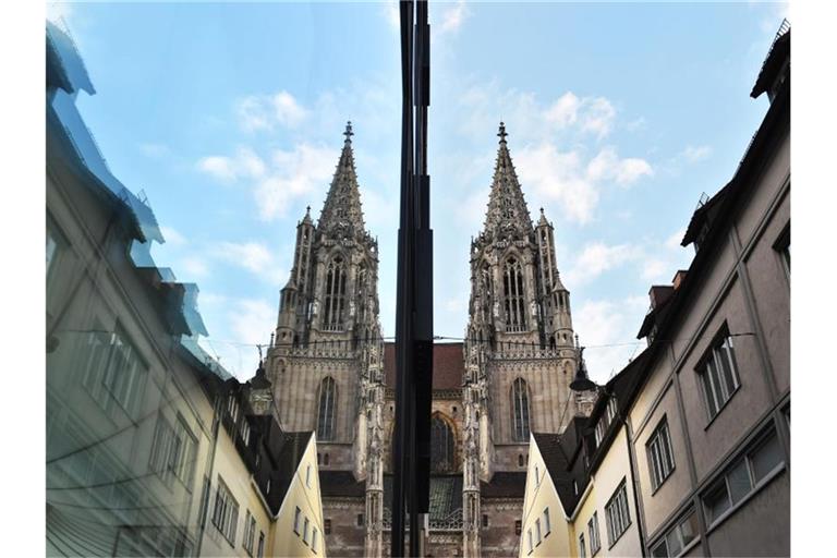Das Münster spiegelt sich in einer Fensterscheibe wider. Foto: Felix Kästle/Archivbild