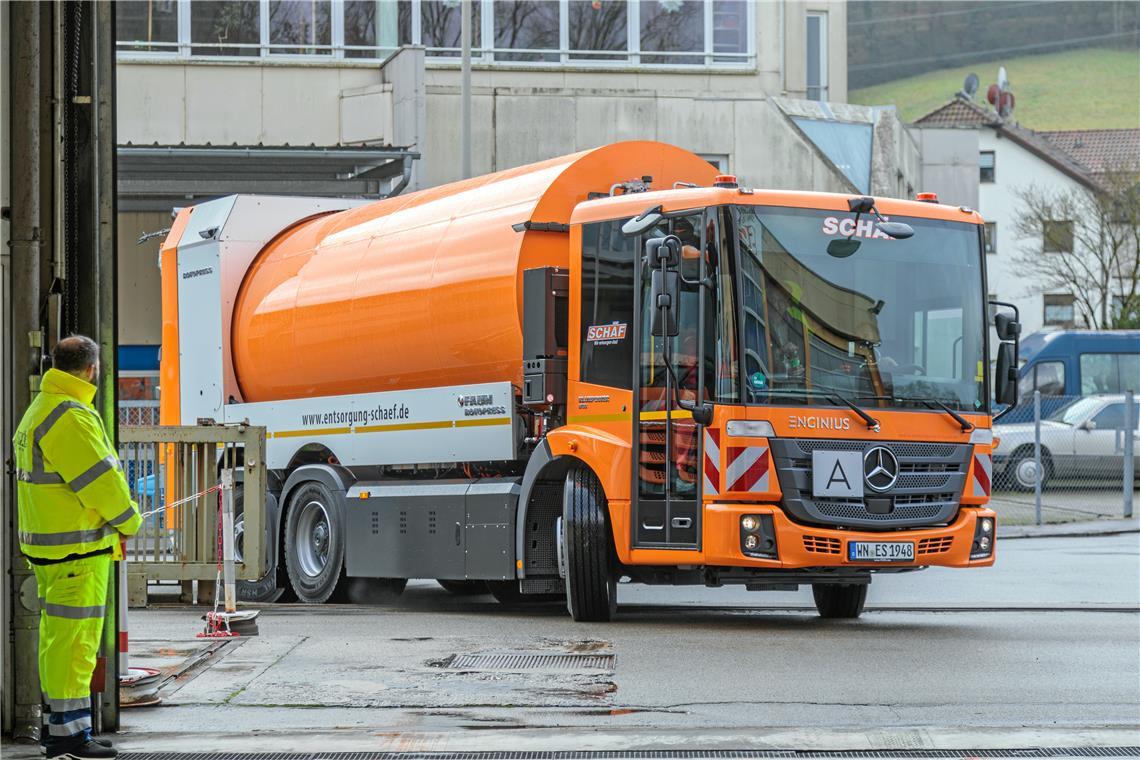 Das nagelneue Wasserstoffmüllfahrzeug biegt in die Halle des Murrhardter Unternehmens Schäf ein. Fotos: Stefan Bossow