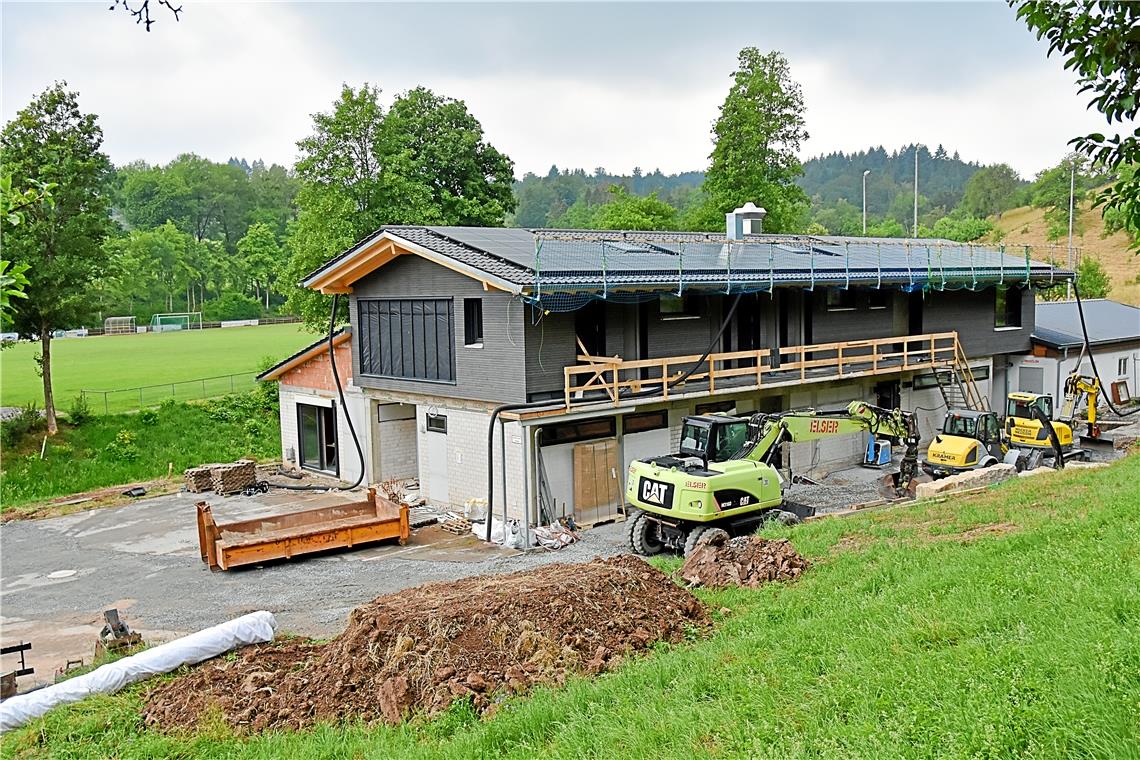 Das neue Geschoss inklusive der Solaranlage auf dem Dach ist schon weitestgehend fertiggestellt. Fotos: Tobias Sellmaier