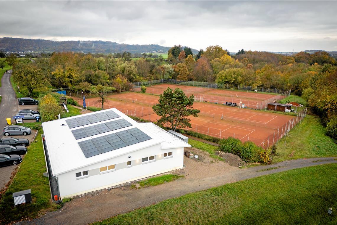 Das neue Heim ist energieeffizient gebaut: Das Dach ist mit Solarpaneelen bestückt, links vorne steht die Wärmepumpe. Foto: Alexander Becher