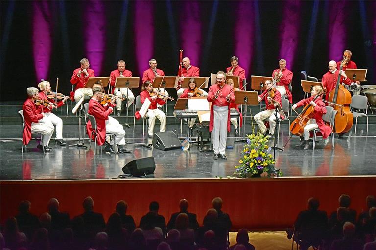 Das neue Jahr beginnt süß – das Neujahrskonzert 2025 steht unter dem Motto Wiener Naschereien. Die Strauss-Capelle Wien liefert eine musikalische Mischung mit vielen Anspielungen auf Florentiner, Kaiserschmarrn und Co. Fotos: Tobias Sellmaier