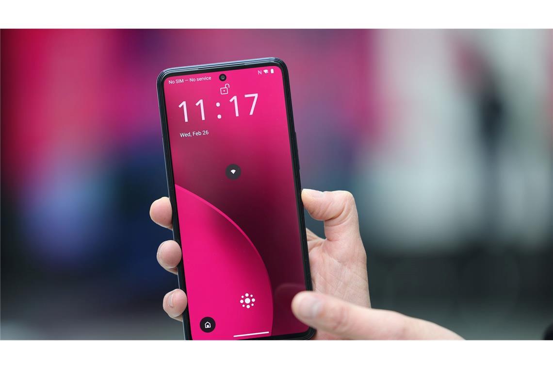 Das neue KI-Phone der Telekom als Prototyp - in einigen Monaten soll es zu kaufen sein.