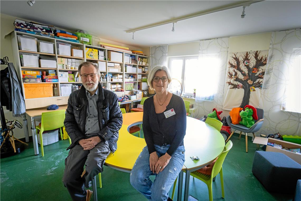 Das neue Spielzimmer im Tageshospiz wird deutlich größer und heller als das des Kinderhospizdiensts Pusteblume. Darauf freuen sich Heinz Franke und die Koordinatorin des Kinder- und Jugendhospizdiensts Gaby Hammer. Foto: Alexander Becher