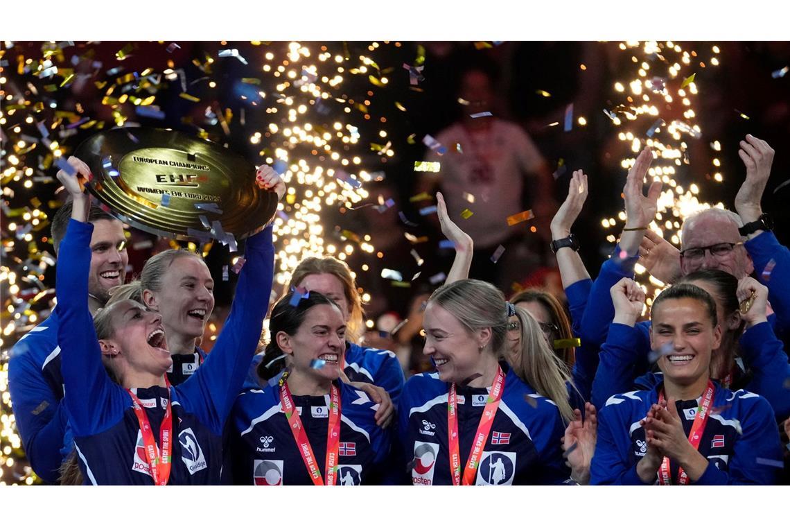 Das norwegische Team feiert den Sieg der Handball Frauen-Europameisterschaft in Wien.