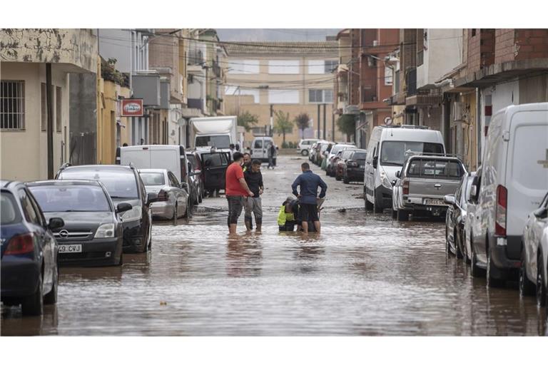 Das Notfallkoordinationszentrum (CCE) hatte die Regenwarnstufe an der gesamten Küste und im Landesinneren nördlich von Valencia, wo die Warnstufe Orange galt, auf Rot erhöht.