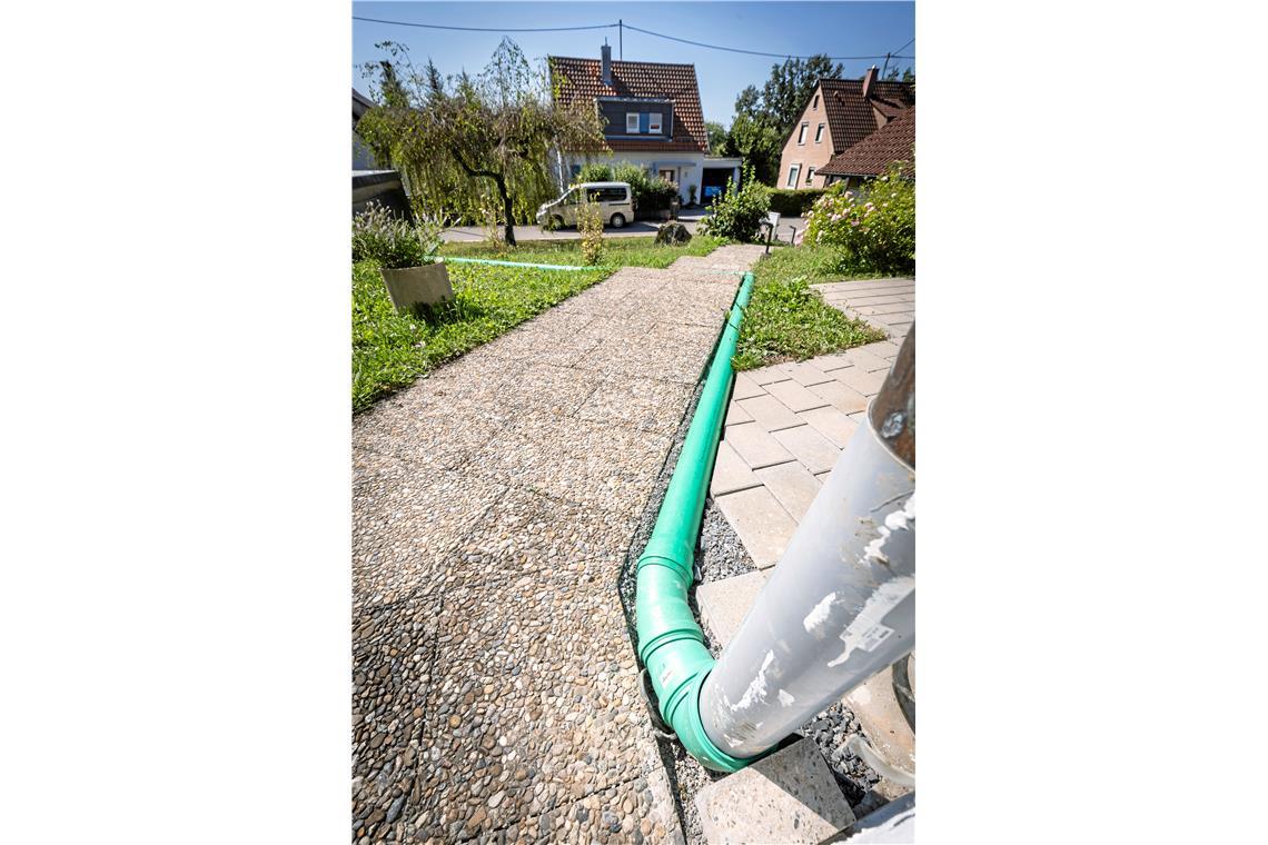 Das Oberflächenwasser aus den Dachrinnen wird einfach auf die Straße geleitet.