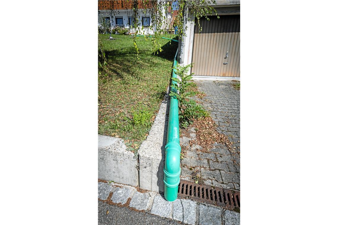 Das Oberflächenwasser aus den Dachrinnen wird einfach auf die Straße geleitet.