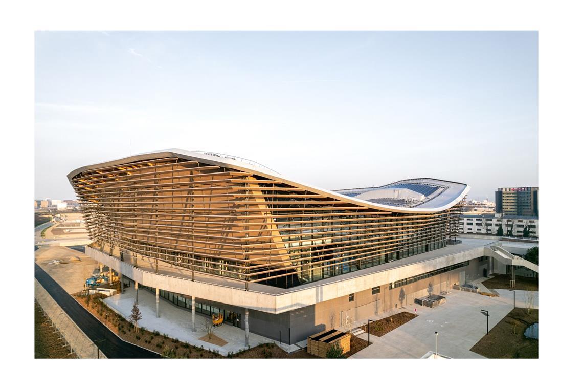 Das Olympische Wassersportzentrum (AOC) befindet sich in  der Nähe des Stade de France in Saint-Denis. Die beiden Sportstätten sind durch einen Fußgängersteg über der Autobahn A1 miteinander verbunden. Diese „schwebende Straße“ ist 100 Meter  lang und 20 Meter breit. Während der Olympischen Spiele Paris 2024 wird sie geöffnet sein, so dass sich die Fans frei zwischen den beiden Sportstätten bewegen können.