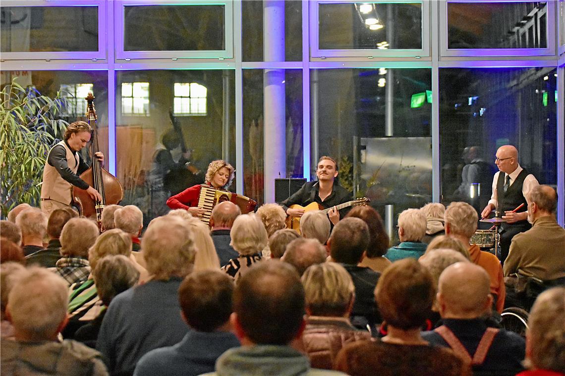 Das Orchestra Mondo, bestehend aus (von links) Dennis Wendel (Kontrabass), Anja Baldauf (Akkordeon), Raffael Müller (Gitarre) und Stefan Baldauf (Schlagzeug), hat das Publikum in Murrhardt mit einem mitreißenden Konzert zum Tanzen gebracht. Foto: Tobias Sellmaier