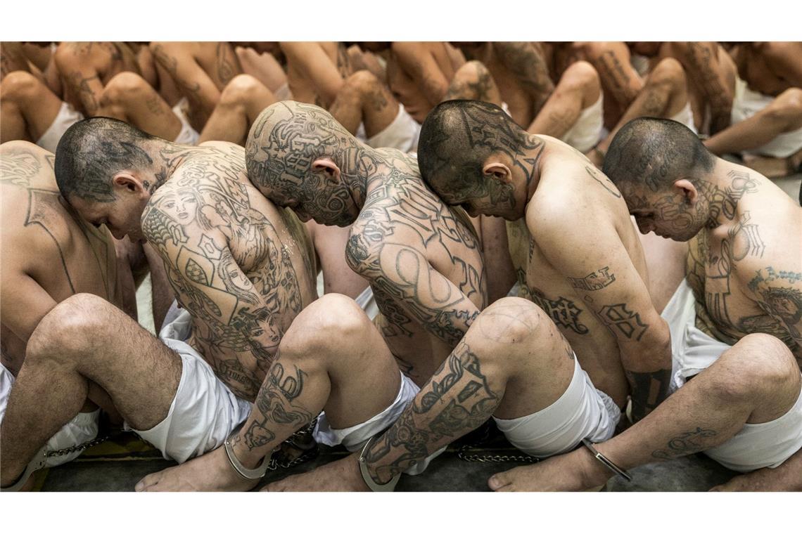 Das Parlament in El Salvador hat das Abhalten von Sammelprozessen gegen Bandenmitglieder gebilligt. Dabei sollen insbesondere gut 75.000 mutmaßliche Gangster, die im Rahmen des seit fast zwei Jahren geltenden Ausnahmezustands festgenommen wurden, schneller verurteilt werden können.