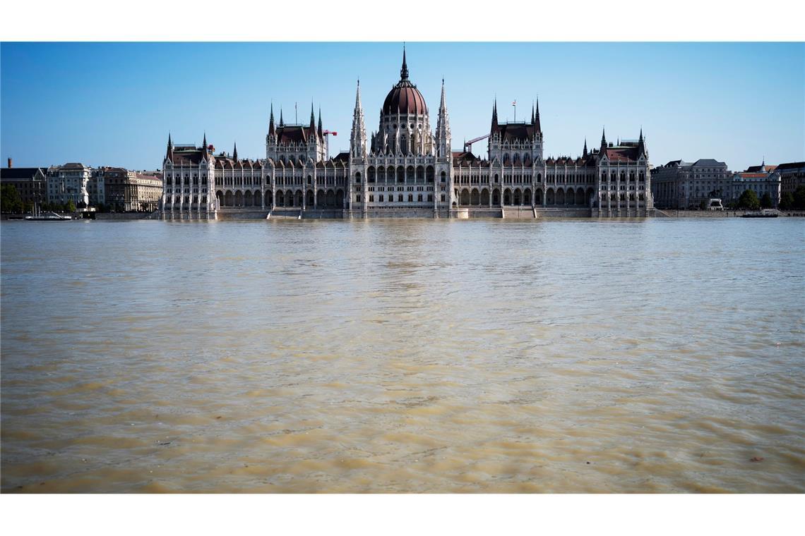 Das Parlament in Ungarn steht auch unter Wasser.