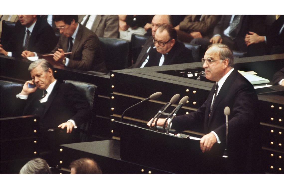 Das Parlament spricht Schmidt (l) das Vertrauen ab und wählt Kohl (r) zum Kanzler. (Archivbild)