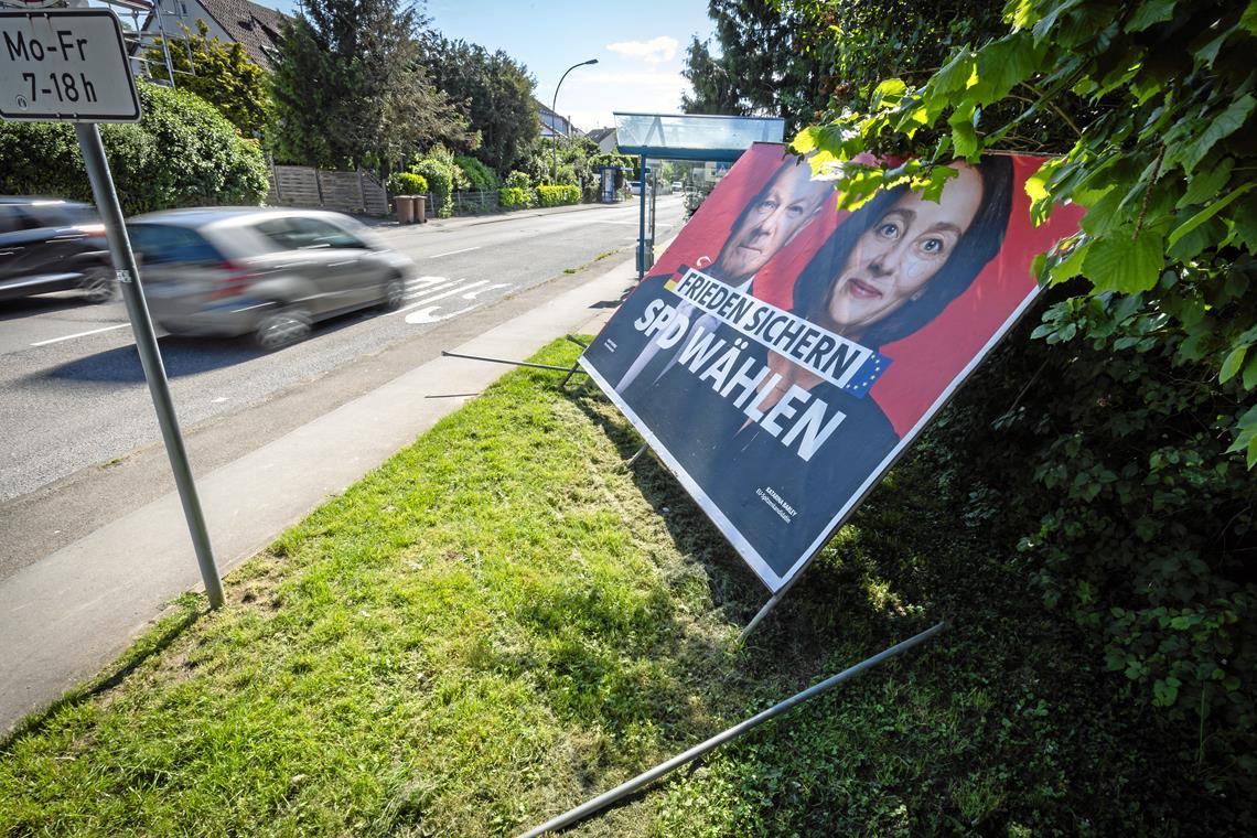 Das Plakat an der Bushaltestelle Potsdamer Ring in Backnang wurde kürzlich umgestoßen und beschmiert.Foto: Alexander Becher