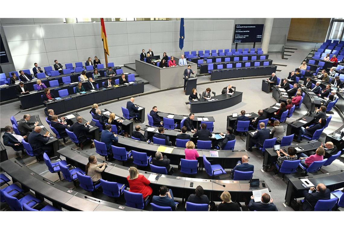 Wer sitzt im Bundestag vor dem Redner?