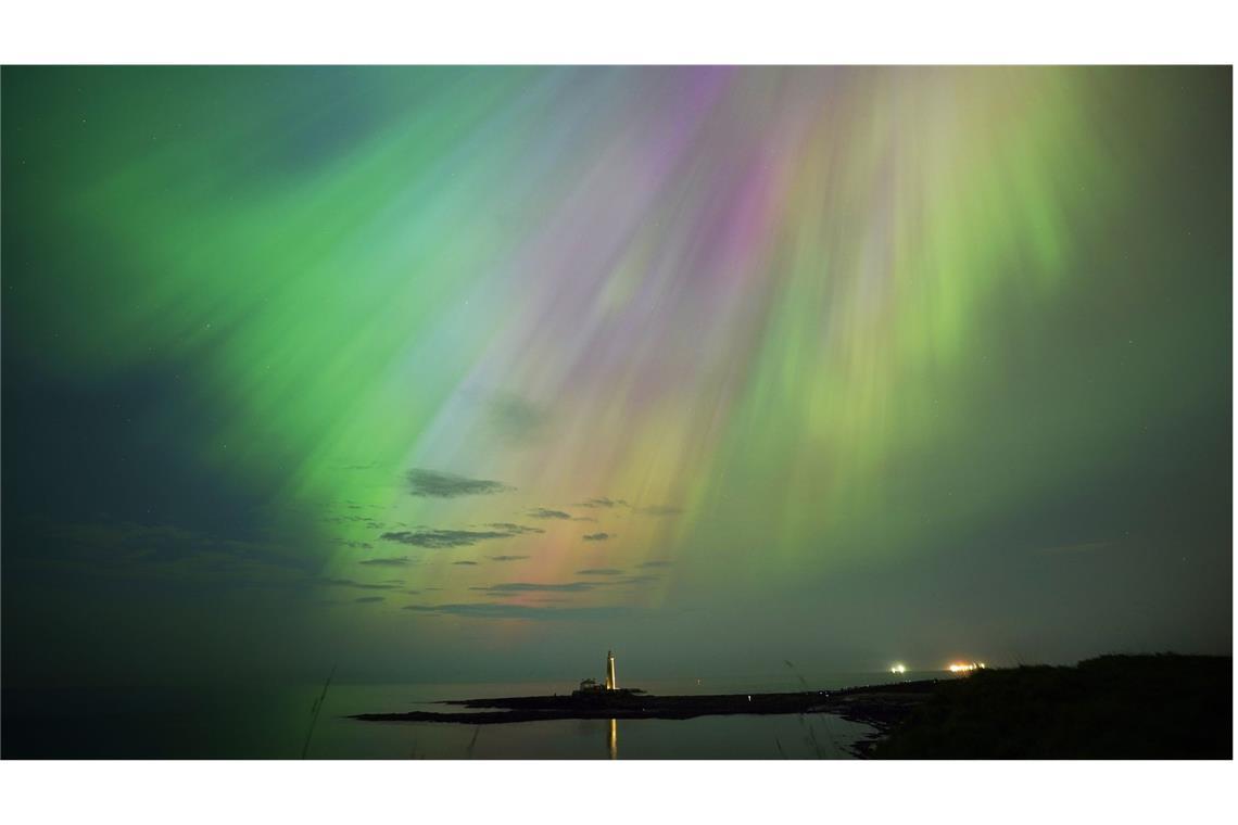 Das Polarlicht, leuchtet am Himmel über dem St. Mary’s Lighthouse in Whitley Bay an der Nordostküste Englands.