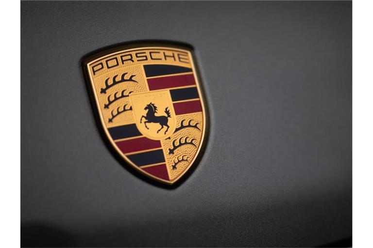 Das Porsche-Logo. Foto: Christoph Schmidt/dpa/Symbolbild