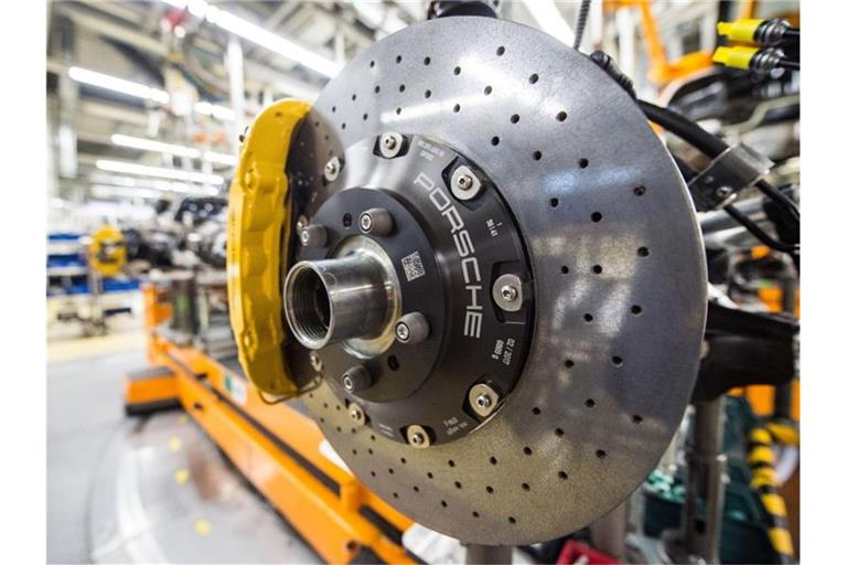 Das Porsche Logo ist auf einem Keramikbremssystem im Porsche-Stammwerk in Zuffenhausen angebracht. . Foto: picture alliance / Lino Mirgeler/dpa/Archivbild