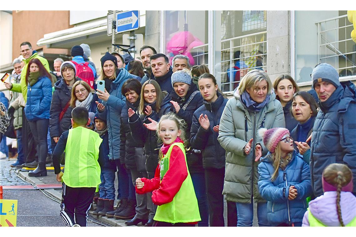 Das Publikum am Straßenrand feuerte die Teilnehmenden an. Silvesterlauf 2024 in ...