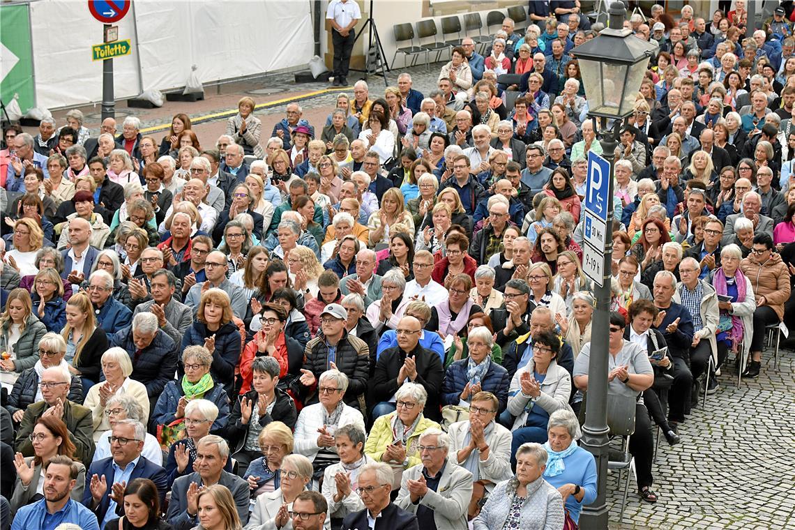 Das Publikum ist begeistert und spart nicht mit Applaus.