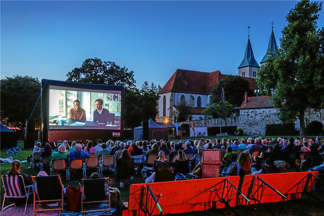 Das Publikum verfolgt im Stadtgarten die Komödie „Eine Million Minuten“ mit Karoline Herfurth und Tom Schilling. Fotos: Stefan Bossow