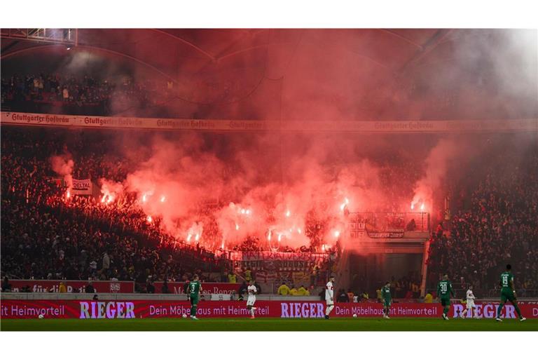 Das Pyrotechnik-Verbot bleibt in der Bundesliga bestehen. Immer wieder kommt es, wie hier beim VfB Stuttgart, dennoch zum Einsatz. (Archivfoto)