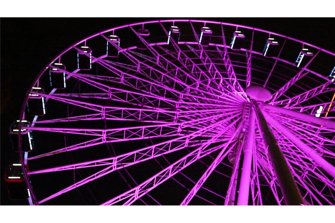 Das Riesenrad am Ostbahnhof in München ist zum Weltmädchentag pink angestrahlt.