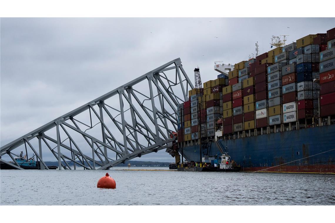 Das riesige Containerschiff aus Singapur liegt immer noch voll beladen inmitten der Trümmer. Vor einer Woche brachte es bei einem Unfall eine Brücke im Hafen von Baltimore in den USA zum Einsturz.