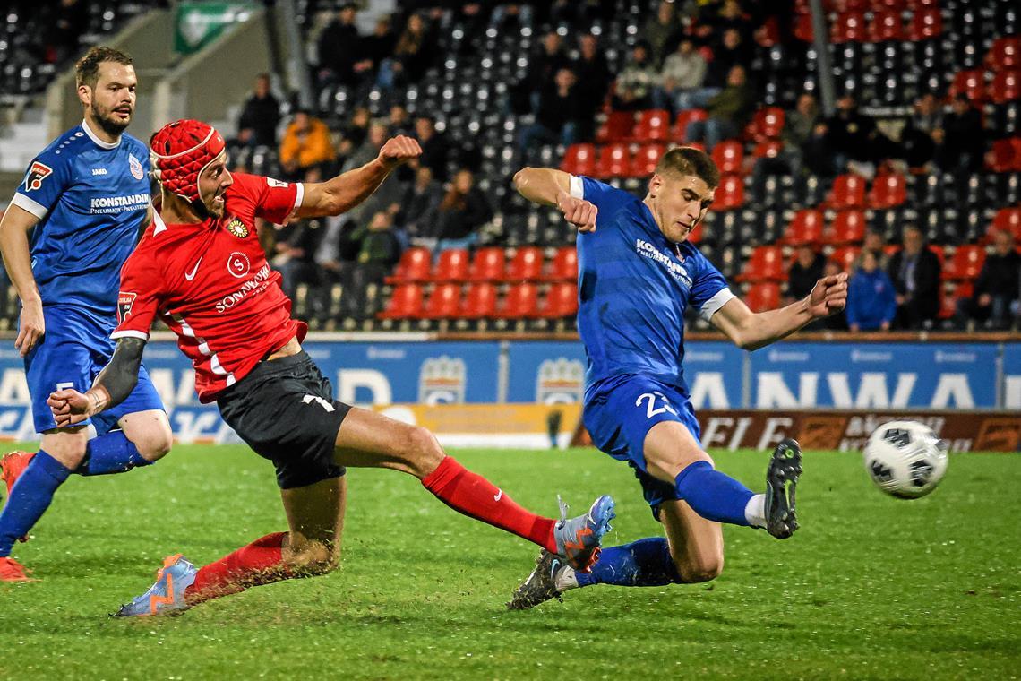 Das Rückspiel gegen Mutschelbach am 24. März 2023: Die SG Sonnenhof Großaspach gewinnt mit 5:1. Dominik Salz (beim Schuss) schnürt einen Dreierpack. Der Kantersieg ist die Reaktion auf die Schlappe im Hinspiel. Morgen kommt es zum nächsten Duell. Foto: Alexander Becher