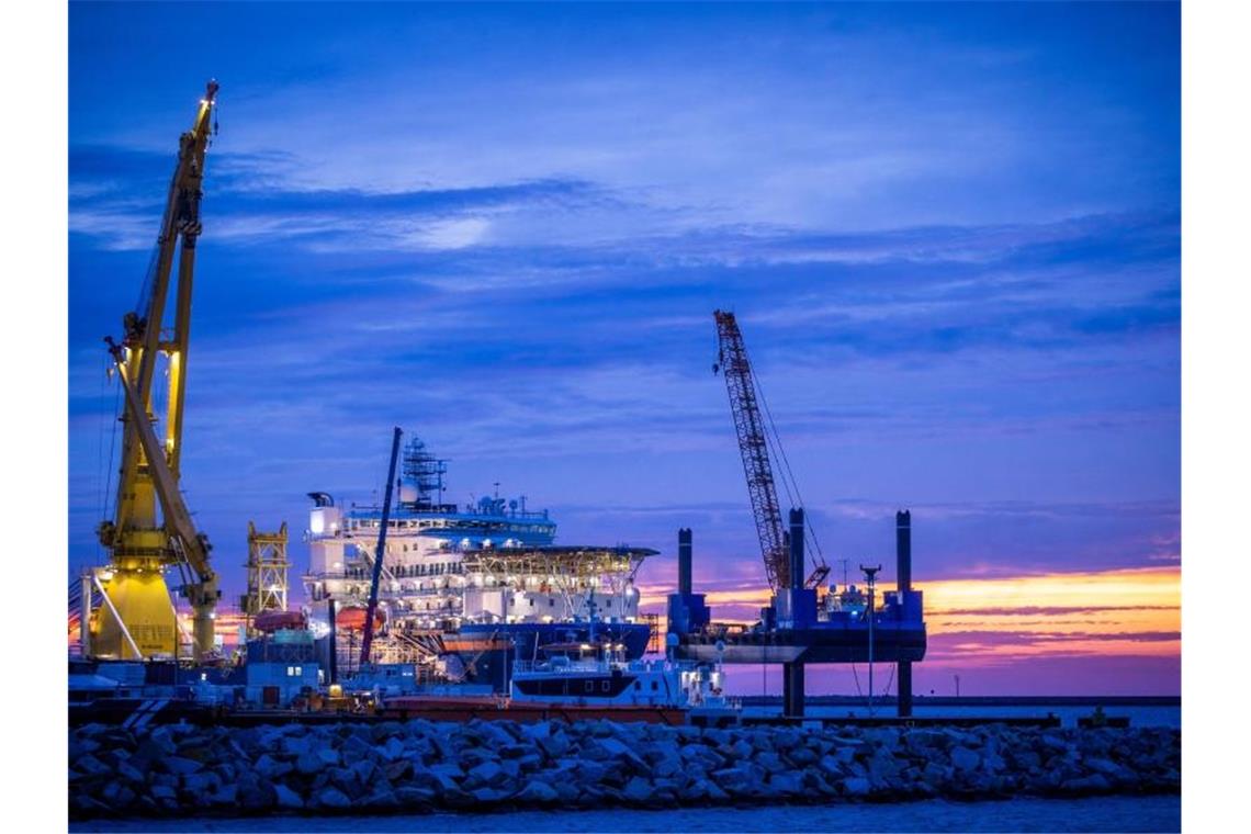 Nord Stream 2 baut umstrittene Gasleitung weiter Das russische Verlegeschiff „Akademik Tscherski“ liegt vor Sonnenaufgang im Hafen Mukran auf der Insel Rügen (Archiv). Die Nord Stream 2 AG hat mit dem Weiterbau der umstrittenen deutsch-russischen Ostseepipeline begonnen. Foto: Jens Büttner/dpa-Zentralbild/dpa