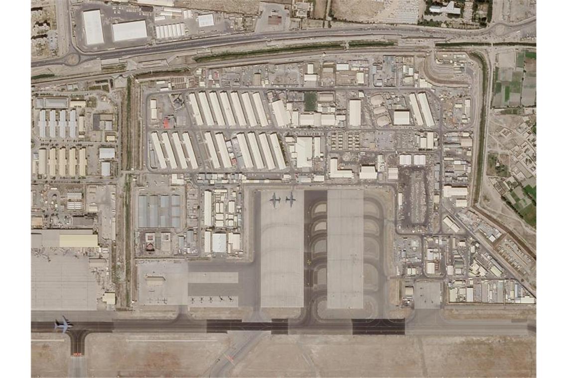 Weitere Menschen aus Kabul gerettet - Vorwürfe gegen Bund Das Satellitenbild zeigt den militärischen Teil des Flughafens von Kabul. Organisiert von der privaten Rettungsinitiative Luftbrücke Kabul, sind 189 Schutzbedürftige aus der afghanischen Hauptstadt ausgeflogen worden. Foto: Planet Labs Inc./Planet Labs Inc./AP/dpa