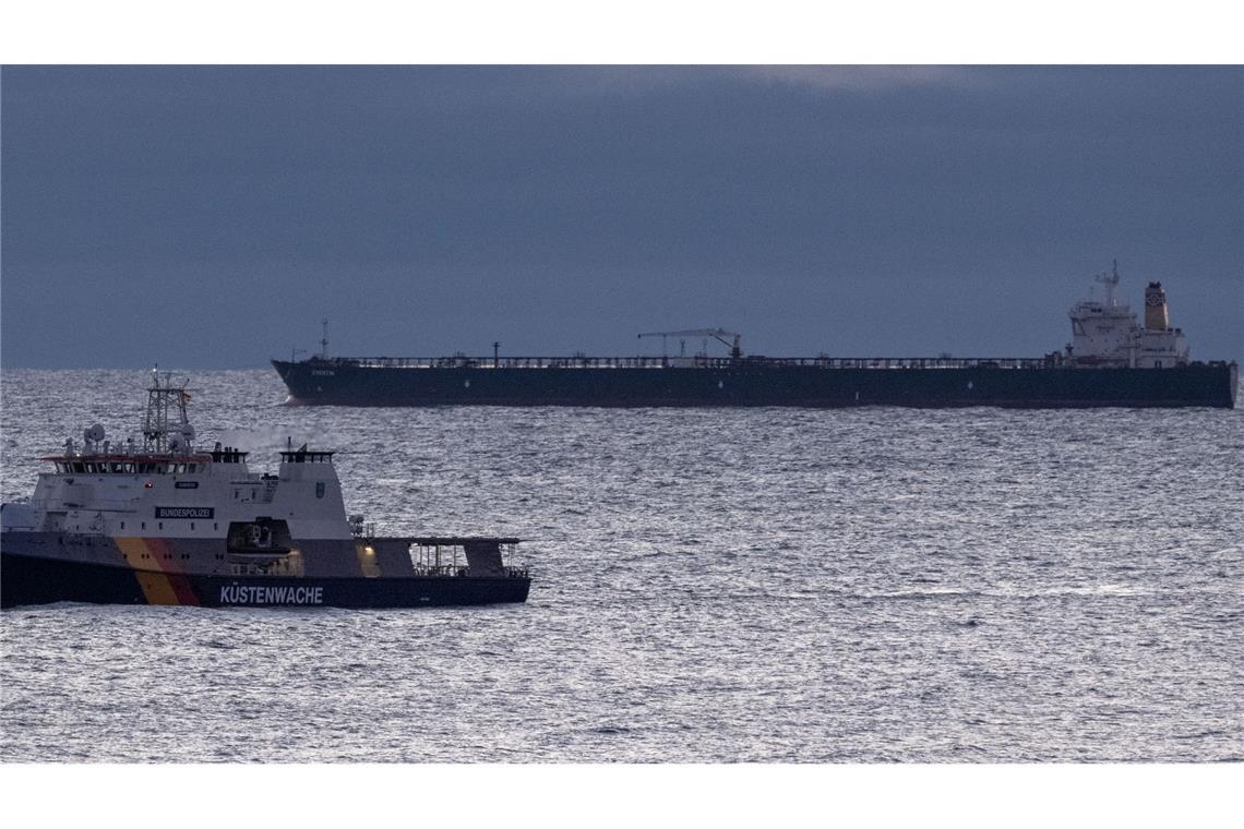 Das Schiff ist mit rund 99.000 Tonnen Öl beladen.