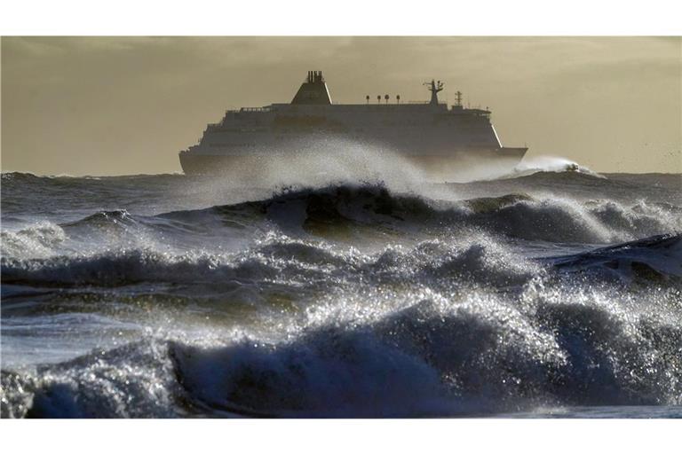 Das Schiff „King Seaways“ der Reederei DFDS fährt bei rauer See in die Mündung des Tyne an der Nordostküste Englands ein.