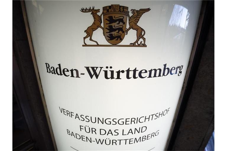 Das Schild des Verfassungsgerichtshofes für das Land Baden-Württemberg. Foto: picture alliance / Sina Schuldt/dpa/Symbolbild