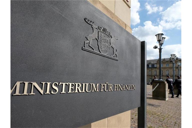 Das Schild „Ministerium für Finanzen“ steht vor dem baden-württembergischen Finanzministerium. Foto: Bernd Weissbrod/dpa/Archivbild