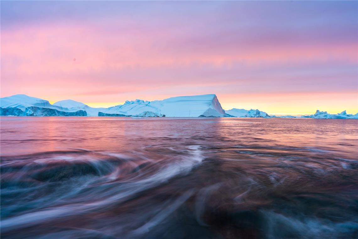 Das schmelzende Arktiseis verlangsamt die Atlantische Meeresströmung, reduziert die CO2-Aufnahme der Ozeane, infolgedessen verstärkt sich die Erderwärmung.